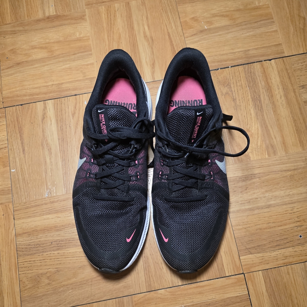 Nike Women's Black and Pink Athletic Shoes